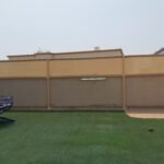 سواتر قماش بوثلين فوق سور سطح فيلا لون بيج