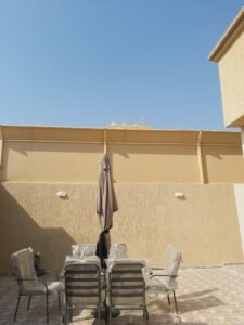 سواتر قماش بوثلين فوق سور سطح فلة لون بيج