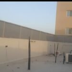 سواتر قماش بوثلين فوق سور الحوش فلة لون رصاصي