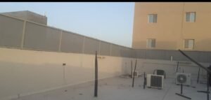 سواتر قماش بوثلين فوق سور الحوش فلة لون رصاصي